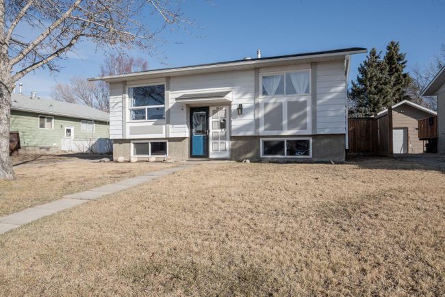 9426 76 Avenue, Home with 4 bedrooms, 2 bathrooms and 3 parking in Grande Prairie AB | Image 2
