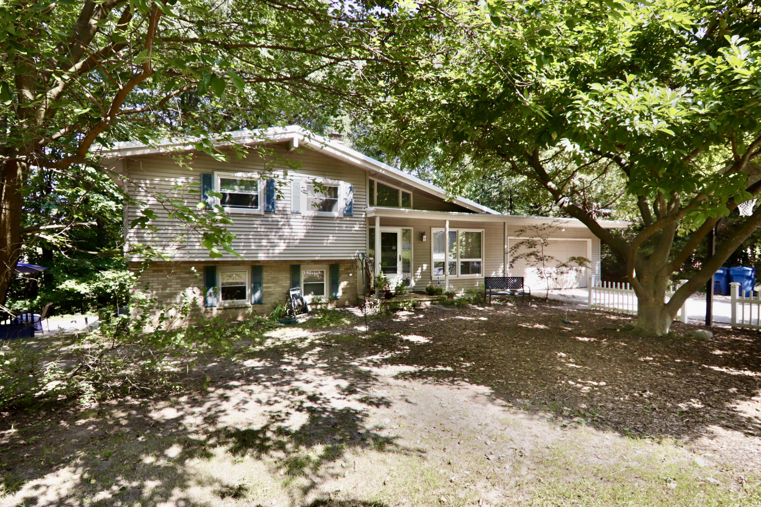 Crestview Dr, Wyoming, MI 49519