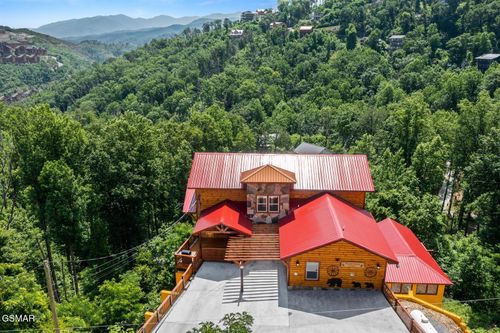 720 Pinecrest Dr, Gatlinburg, TN, 37738-4421 | Card Image