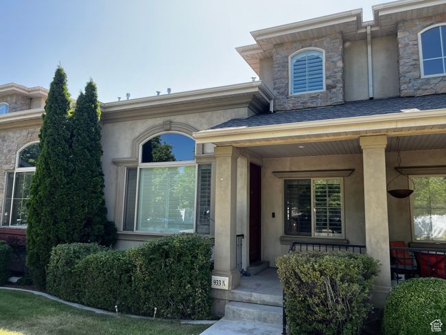 Entrance to property with a porch and stucco siding | Image 7