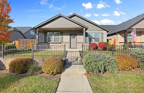 1467 Spring St, Medford, OR, 97504-6112 | Card Image