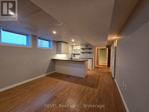 33 Dundas Cres, Saint Catharines, ON, L2T1T4 | Card Image