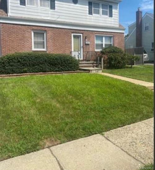 19 5th Ave, Westbury, NY, 11590-4303 | Card Image