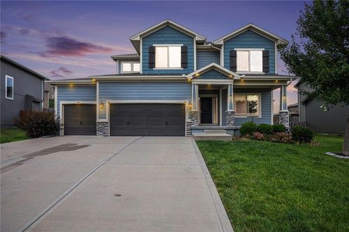 1532 Sw Crosscreek Dr, Lee's Summit, MO, 64082-4819 | Card Image