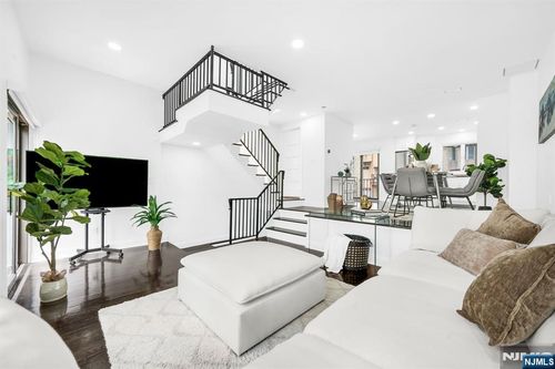 20 Veterans Way, Edgewater, NJ, 07020-1553 | Card Image
