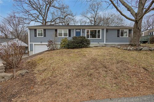 33 New York Ave, Cumberland, RI, 02864-5711 | Card Image