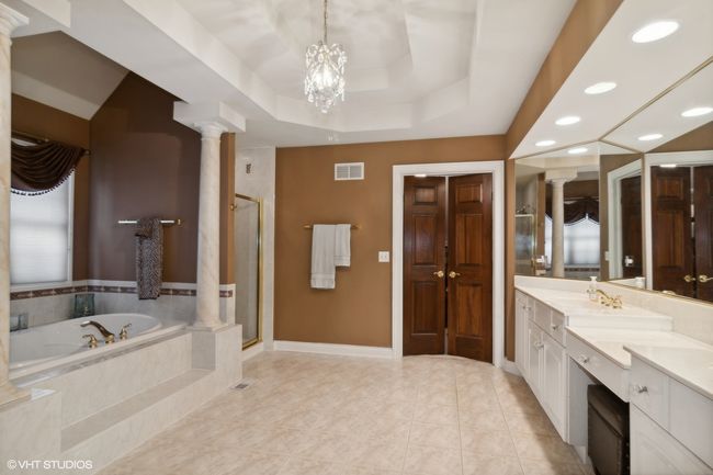 Huge double bowl vanity, whirlpool tub, shower, se | Image 21