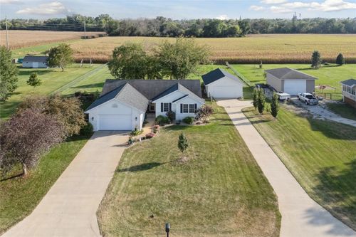 61 E Cemetery Rd, Fairfax, IA, 52228-9520 | Card Image