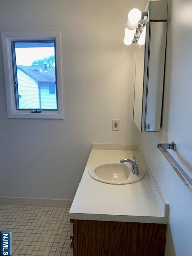 678 Broad St, Townhouse with 2 bedrooms, 3 bathrooms and null parking in Clifton NJ | Image 16
