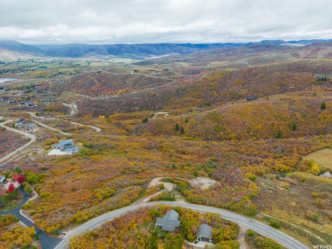 Bird's eye view with a mountain view | Image 18