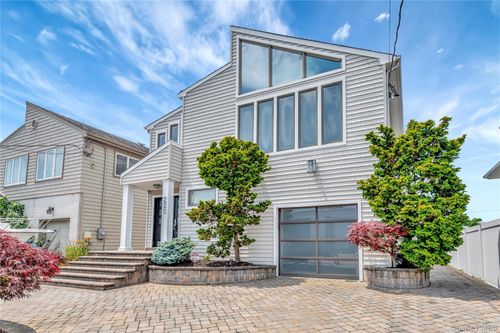220 Lee Pl, Bellmore, NY, 11710-5004 | Card Image
