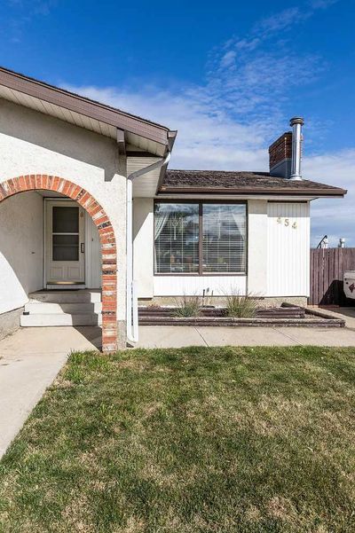 454 Hilton Cres Ne, House detached with 4 bedrooms, 2 bathrooms and 2 parking in Medicine Hat AB | Image 3