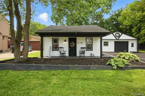 8411 Hugh St, Westland, MI, 48185-1840 | Card Image