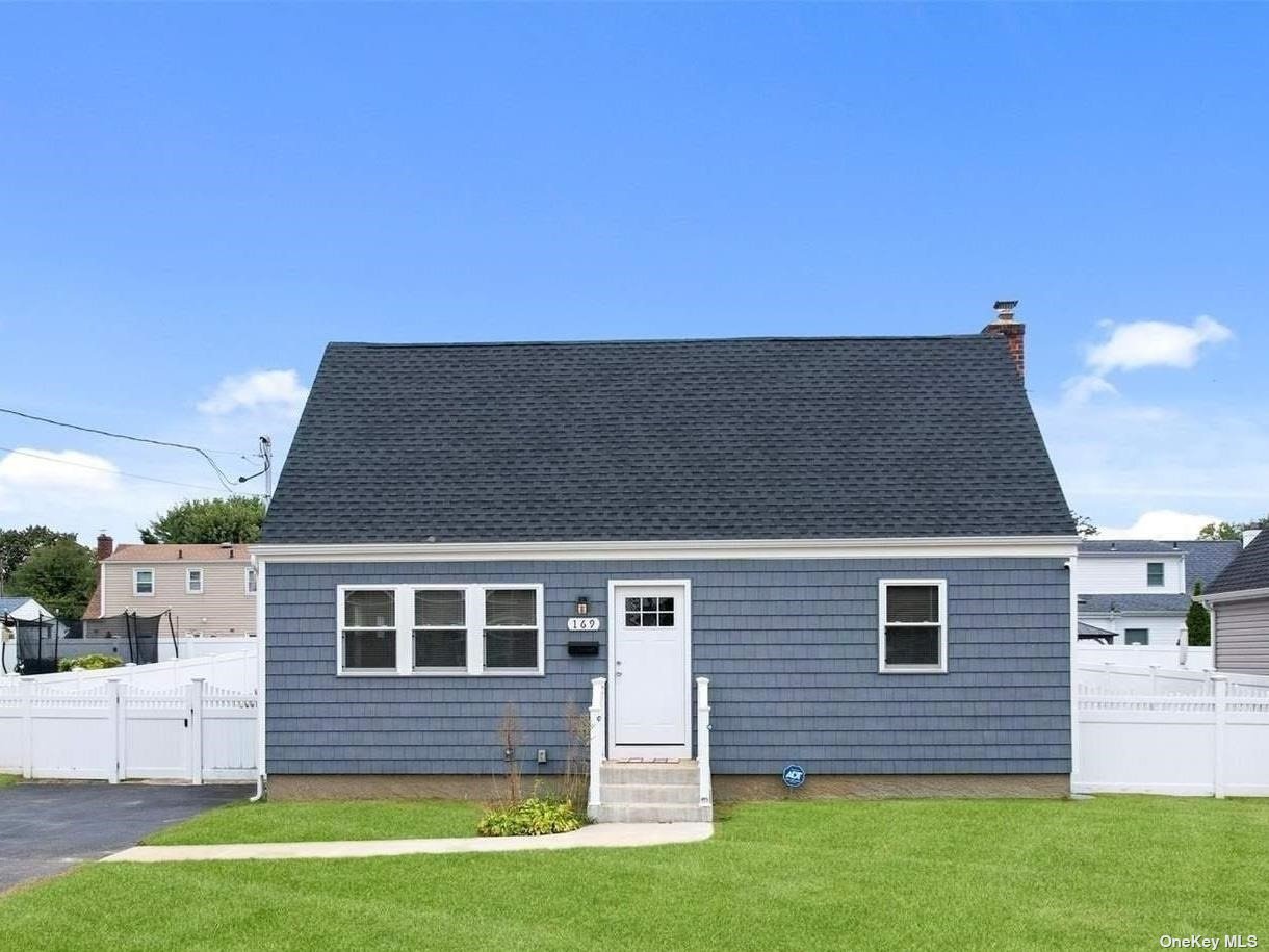 20th St, Deer Park, NY 11729