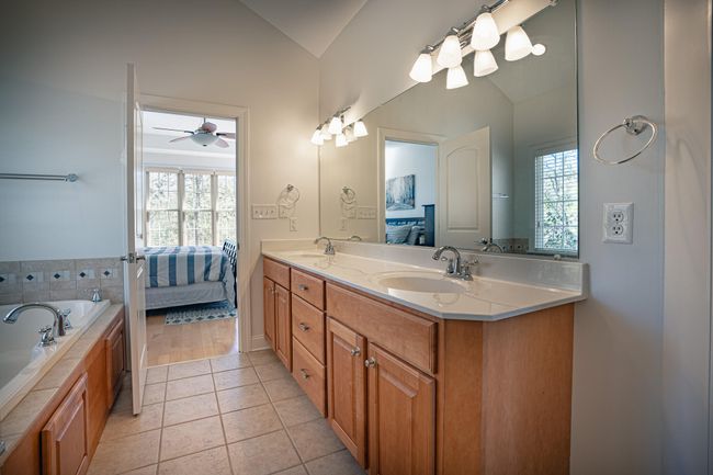 Primary Bathroom | Image 17