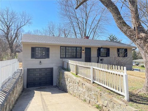 8955 E 54th St, Raytown, MO, 64133-2707 | Card Image