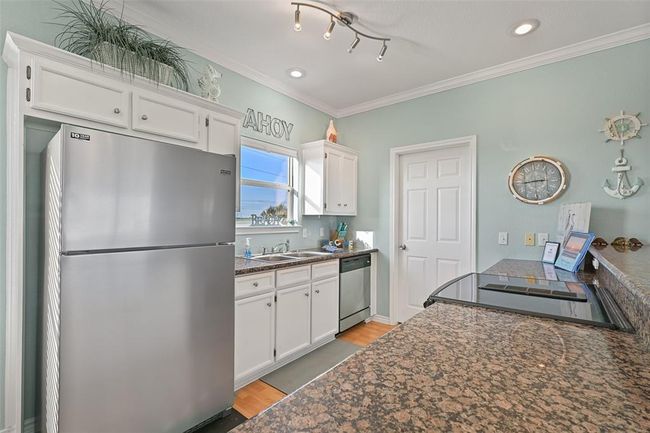 3233 Castle Dr, House other with 3 bedrooms, 2 bathrooms and 1 parking in Crystal Beach TX | Image 9