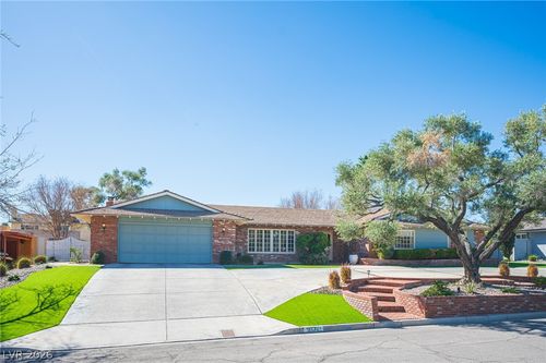 3675 Greencrest Dr, Las Vegas, NV, 89121-4911 | Card Image