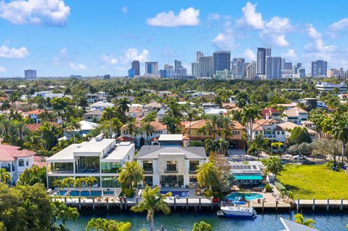 424 Coconut Isle Dr, Fort Lauderdale, FL, 33301-2426 | Card Image