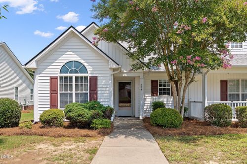 585 Pinecroft Dr, Clayton, NC, 27520-6919 | Card Image