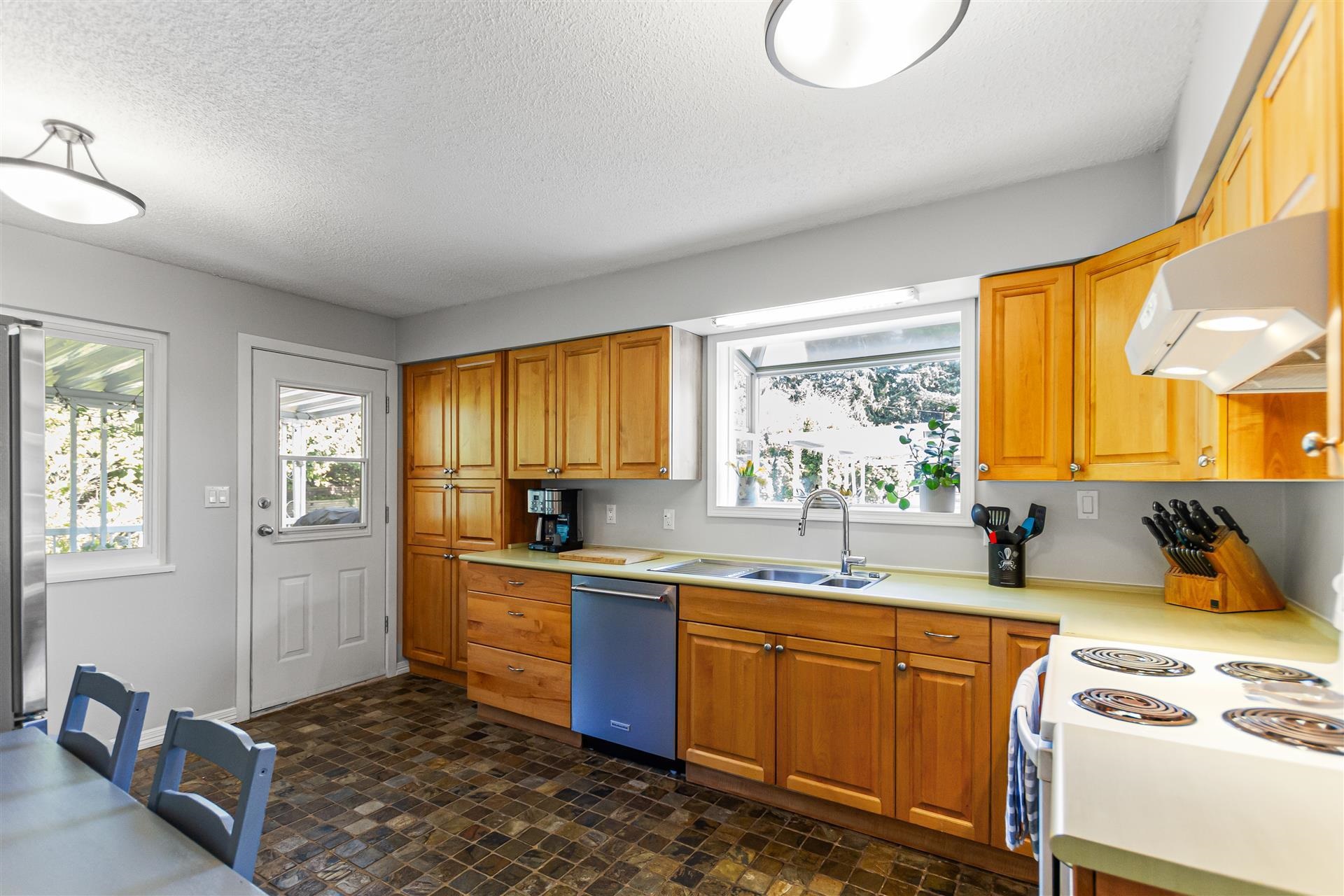 1695 Brunette Avenue, House other with 4 bedrooms, 2 bathrooms and 5 parking in Coquitlam BC | Image 8