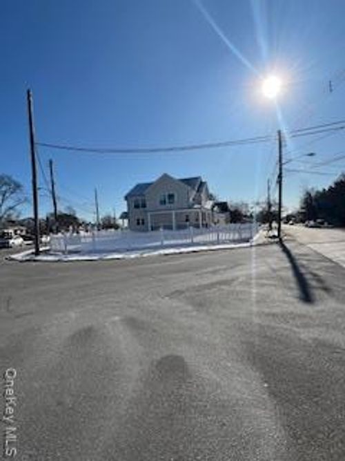 403 Bayview Ave, Freeport, NY, 11520-5318 | Card Image