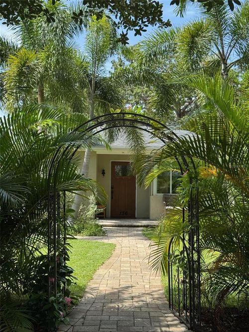 136 25th Avenue N, ST PETERSBURG, FL, 33704 | Card Image