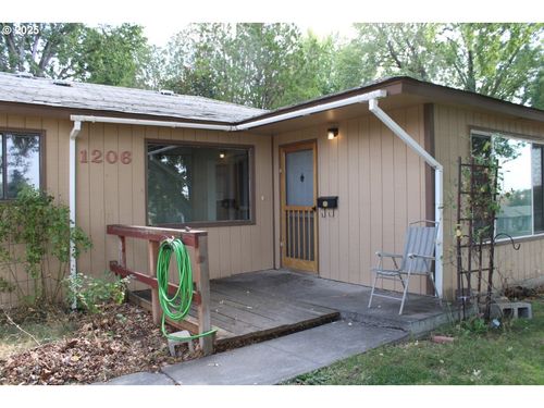 1206 Sw 24th St, Pendleton, OR, 97801-4308 | Card Image