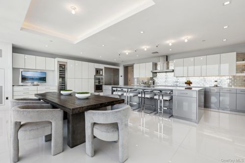 ph41c-5 Renaissance Sq, White Plains, NY, 10601-3042 | Card Image