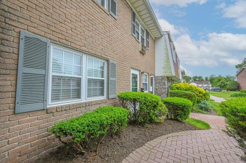 42 Springwood Dr, North Babylon, NY, 11703-5005 | Card Image