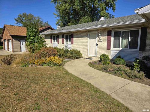 2104 Sierra Dr, Pekin, IL, 61554-6316 | Card Image