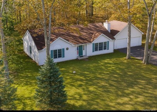 133 High Meadow Ln, Riverhead, NY, 11901-5037 | Card Image