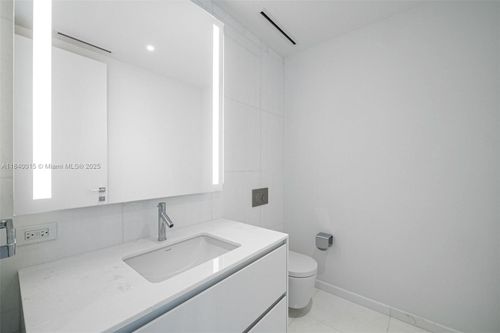 apt-2906w-300 Biscayne Boulevard Way, Miami, FL, 33131-2295 | Card Image