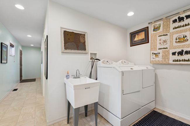 Laundry area | Image 25
