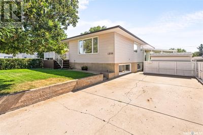 1239 Hochelaga St W, House other with 5 bedrooms, 2 bathrooms and null parking in Moose Jaw SK | Image 2