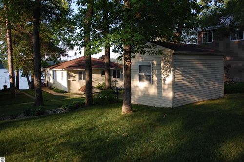 4038 Ogemaw Shores Rd, West Branch, MI, 48661-9585 | Card Image