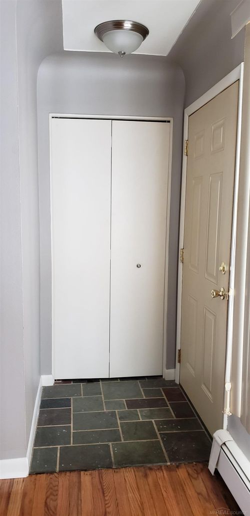 995 N Cass Lake Rd, Waterford, MI, 48328-2371 | Card Image