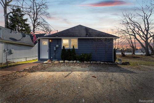 3048 Andre St, Keego Harbor, MI, 48320-1233 | Card Image