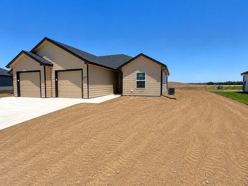 1237 Fountain Dr, Salina, KS, 67401-7023 | Card Image