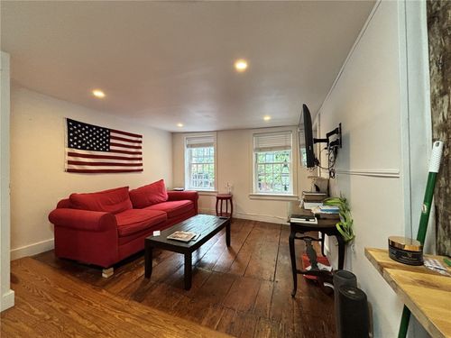 a-28 Broadway, Newport, RI, 02840-7105 | Card Image