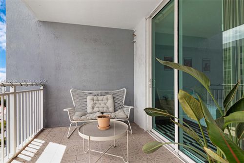 905-60 Nw 37th Ave, Miami, FL, 33125-4835 | Card Image