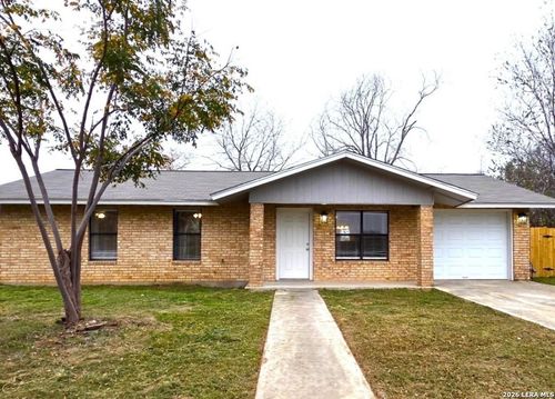 809 8th St, Floresville, TX, 78114-1805 | Card Image