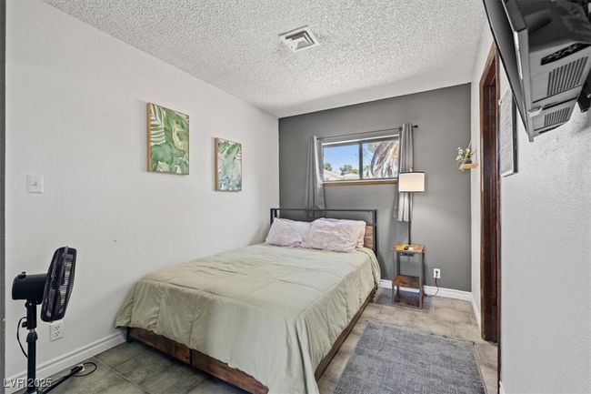 Casita Bedroom with visible vents, a textured ceiling, and baseboards | Image 38
