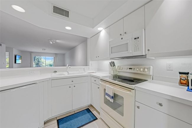 APT-2101 - 5725 Greenwood Ave, Condo with 2 bedrooms, 2 bathrooms and null parking in NORTH PORT FL | Image 8