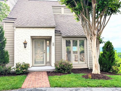 4958 Hunting Hills Cir, Roanoke, VA, 24018-8761 | Card Image