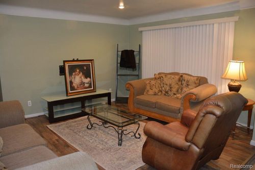 24271 Kenosha St, Oak Park, MI, 48237-1513 | Card Image