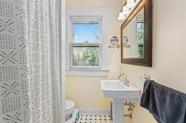 Full bathroom - unit 829 | Image 45