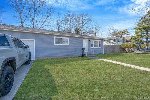 472 S Ocean Ave, Patchogue, NY, 11772-3771 | Card Image