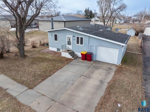3909 S Glendale Ave, Sioux Falls, SD, 57105-6307 | Card Image