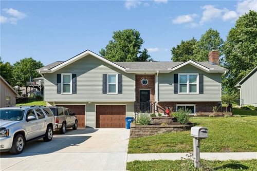 807 E Summit St, Smithville, MO, 64089-8685 | Card Image
